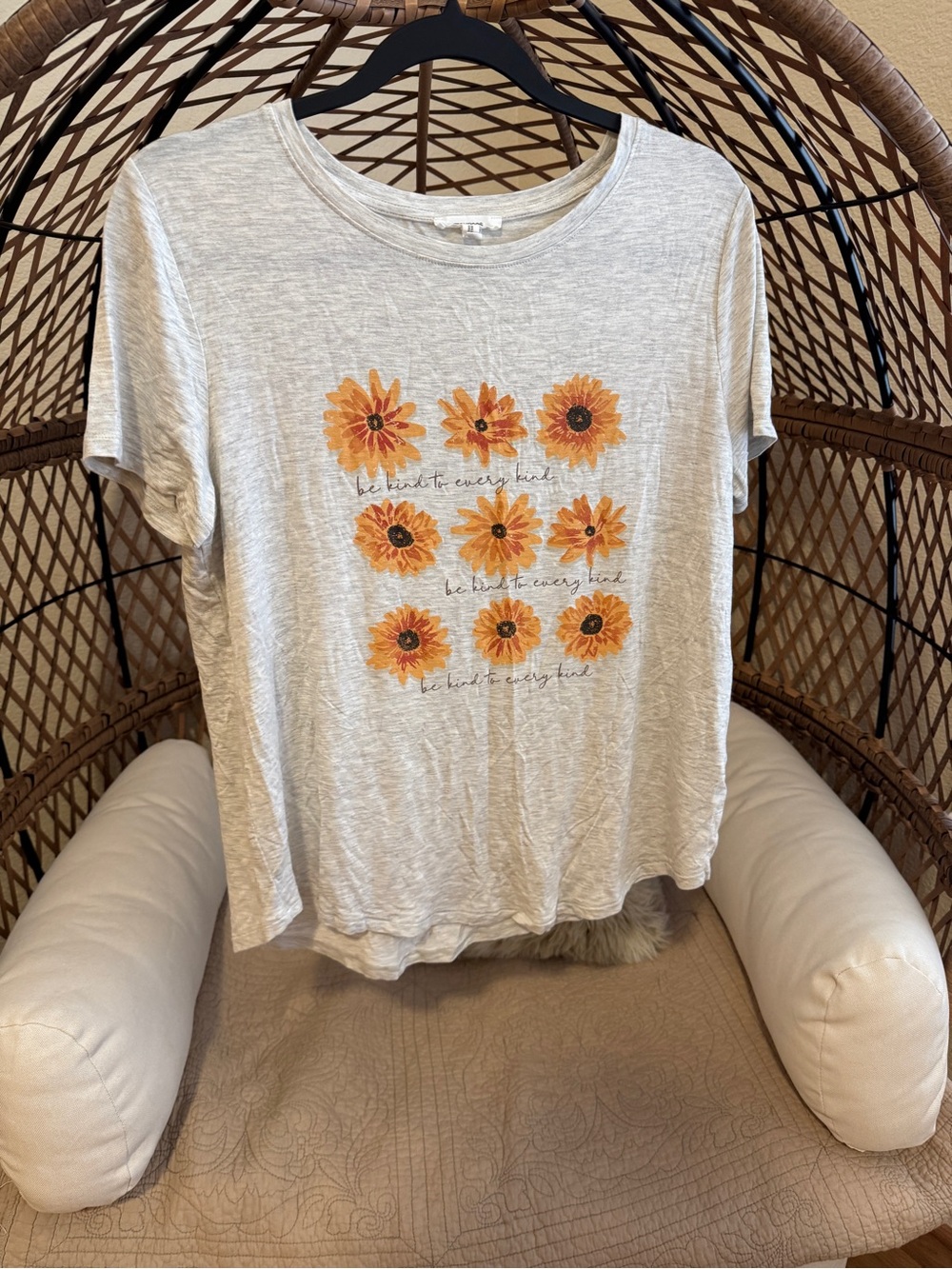 ❤️ Maurices Be Kind to Every Kind Graphic Short Sleeve Flower Tee Medium